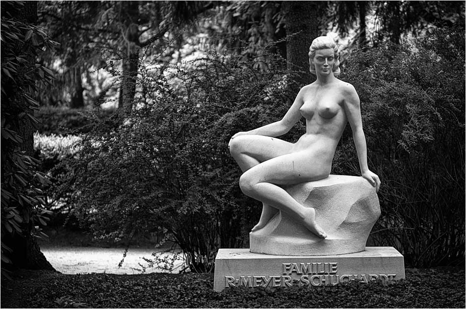 Weibliche Statue – Friedhof Ohlsdorf